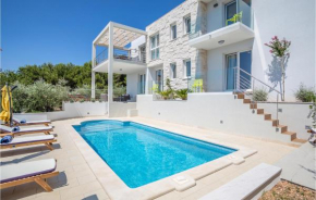 Stunning Home In Bol With House A Mountain View